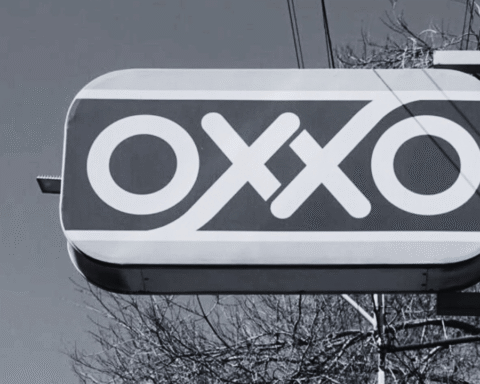 FEMSA cierra 191 sucursales de Oxxo por inseguridad y el gobierno le recomienda contratar seguridad privada