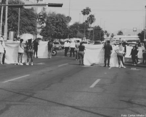 Viudas de policías en Sonora exigen pago de compensación subsidiaria