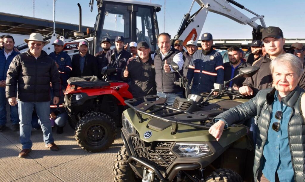 Hermosillo, Sonora.- El presidente municipal de Hermosillo, Antonio Astiazarán, llevó a cabo la entrega de equipamiento para Servicios Públicos Municipales dirigido a la comunidad de Bahía de Kino