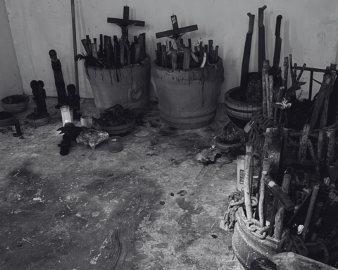 Cateo revela altar con restos humanos en casa de exfuncionario