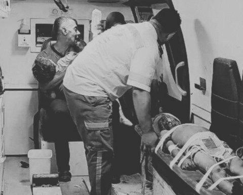 Ataque israelí mata a 20 personas en escuela que alberga a desplazados
