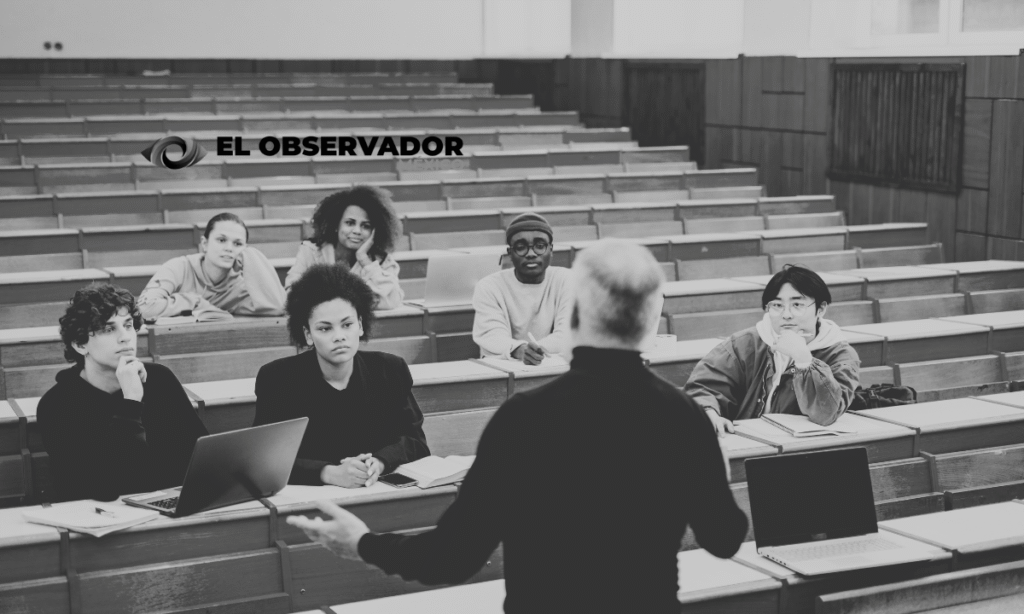 Maestro señalado por presunto acoso sexual encara a sus estudiantes