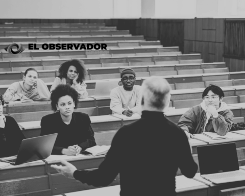 Maestro señalado por presunto acoso sexual encara a sus estudiantes