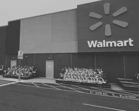 11 personas heridas tras un apuñalamiento “aleatorio” en un Walmart en Michigan