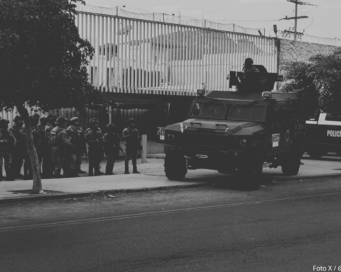 Los efectivos de seguridad estuvieron presentes durante la tarde del pasado 16 de julio para efectuar estas tareas y, según se reportó, atender a un hombre que presuntamente perdió la vida por causas naturales La movilización de fuerzas de La movilización de fuerzas de seguridad se dio pasadas las 18:00 horas en el Cereso 1 de Hermosillo, Sonora | X / @michelleriveraa La mañana del 15 de julio, elementos del Ejército Mexicano, Guardia Nacional (GN) y la Policía Estatal de Seguridad Pública (PESP) desplegaron un operativo especial en el Centro de Reinserción Social (Cereso) número 1 de Hermosillo, Sonora, con motivo de un cateo realizado durante la madrugada. El objetivo principal fue garantizar el control del penal, tanto en su interior como en el perímetro, y evitar la presencia de objetos prohibidos que pudieran facilitar actividades ilícitas o poner en riesgo a internos y personal. De acuerdo con versiones extraoficiales, el objetivo principal fue garantizar el control del penal, tanto en su interior como en el perímetro, así como evitar la presencia de objetos prohibidos que pudieran facilitar actividades ilícitas o poner en riesgo a internos y personal. De acuerdo con medios locales, De acuerdo con medios locales, la revisión y "blindaje" del penal de Hermosillo fue para atender la presnta muerte de un hombre al interior | Especial ¿Cómo se desarrolló el operativo? Las fuerzas de seguridad establecieron filtros de revisión en los accesos principales e instalaron puntos de control en el exterior del centro penitenciario. Los agentes, equipados con armamento y equipo táctico, supervisaron el desarrollo de la inspección en diversas áreas del penal. La operación se realizó bajo coordinación interinstitucional y, según se ha informado, evitando incidentes, disturbios o enfrentamientos. Por otra parte, la Secretaría de Seguridad Pública (SSP) del estado informó que esta acción forma parte de un programa permanente de supervisión orientado a prevenir situaciones de riesgo en los centros penitenciarios. Así mismo, cabe destacar que el reforzamiento de la seguridad en el Cereso 1 de Hermosillo se produce en un contexto de atención nacional sobre las condiciones en centros penitenciarios. Las autoridades estatales consideran prioritario el control interno y la prevención de incidentes, como parte de una estrategia integral para fortalecer la seguridad y mejorar las condiciones de reinserción social. Datos clave del Cereso 1 de Hermosillo, Sonora ¿Donde se ubica?: sobre la Carretera Hermosillo-La Colorada; es decir, a las afueras de la capital sonorense. ¿Cuántas personas presas puede haber?: aproximadamente, existen cerca de mil 400 plazas para internos. ¿Cuál es su población actual?: se registró una población cercana a mil 500 internos, superando la capacidad instalada. ¿Cómo se clasifica? Mixto, ya que alberga a personas procesadas y sentenciadas por delitos del fuero común y federal. La SSP de Sonora detalló La SSP de Sonora detalló que el presunto cateo se dio como parte de las acciones de seguridad para fortalecer la presencia en la entidad | Daniel Sánchez / Agencia EFE Infraestructura: Consta de áreas de dormitorios, talleres de ocupación, áreas educativas, espacios de visita familiar y módulos de seguridad. Supervisión: opera bajo la administración del Gobierno del Estado de Sonora y la Secretaría de Seguridad Pública. ¿Existen antecedentes de inseguridad?: ha sido escenario de diversos decomisos y revisiones sorpresa en los últimos años debido a incidentes internos y posibles intentos de ingreso de objetos ilegales.