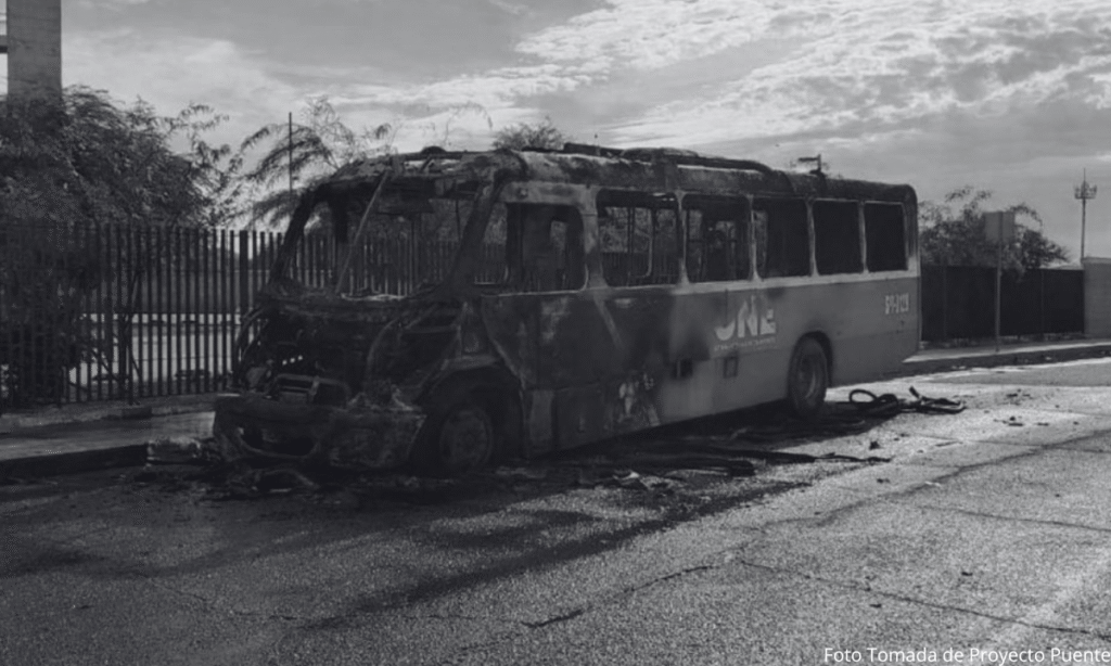 Se incendia camión urbano frente al IMSS en Hermosillo; no hay lesionados