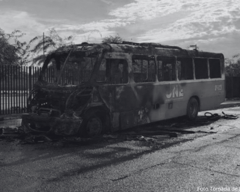 Se incendia camión urbano frente al IMSS en Hermosillo; no hay lesionados
