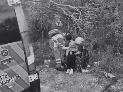 Abandonan a mujer de casi 90 años en plena carretera