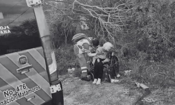 Abandonan a mujer de casi 90 años en plena carretera